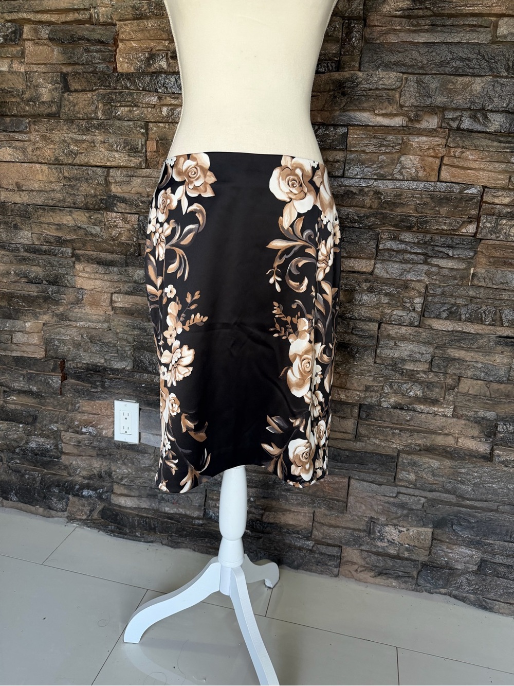 White House Black Market Black Satin Mini Skirt with Beige Floral Print - Picture 5 of 16